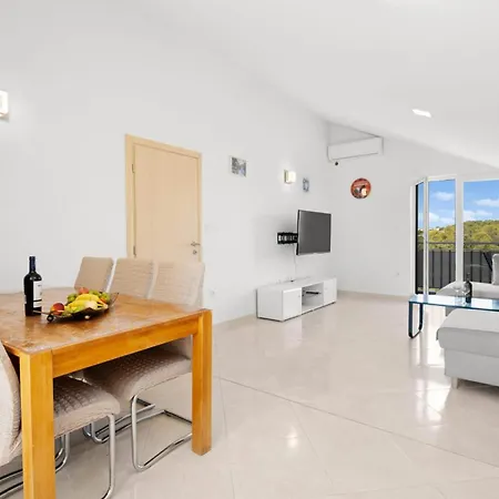 2 Bedroom Cozy In