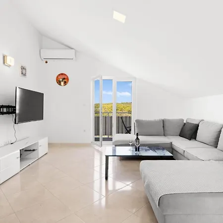 2 Bedroom Cozy In רוגוזניצה