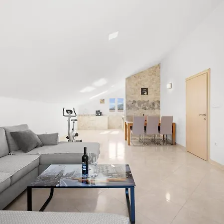 2 Bedroom Cozy In דירה *