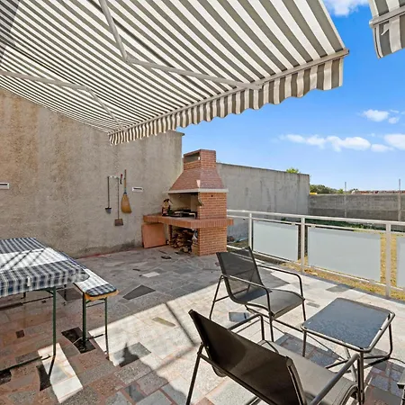 2 Bedroom Cozy In דירה רוגוזניצה