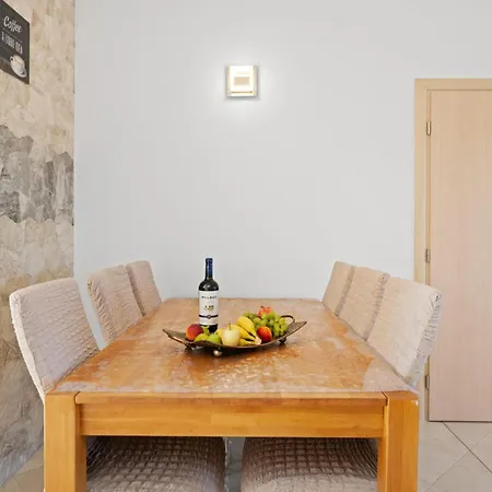 דירה 2 Bedroom Cozy In *