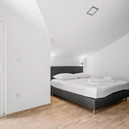 2 Bedroom Cozy In דירה *