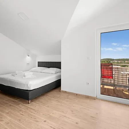 2 Bedroom Cozy In דירה *